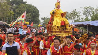 Trai làng hò dô tung kiệu “chúa” trong lễ rước ở Hà Nội